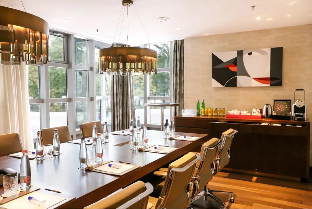 Elegáns 10 fős tárgyalóterem kávésarokkal és art deco csillárokkal