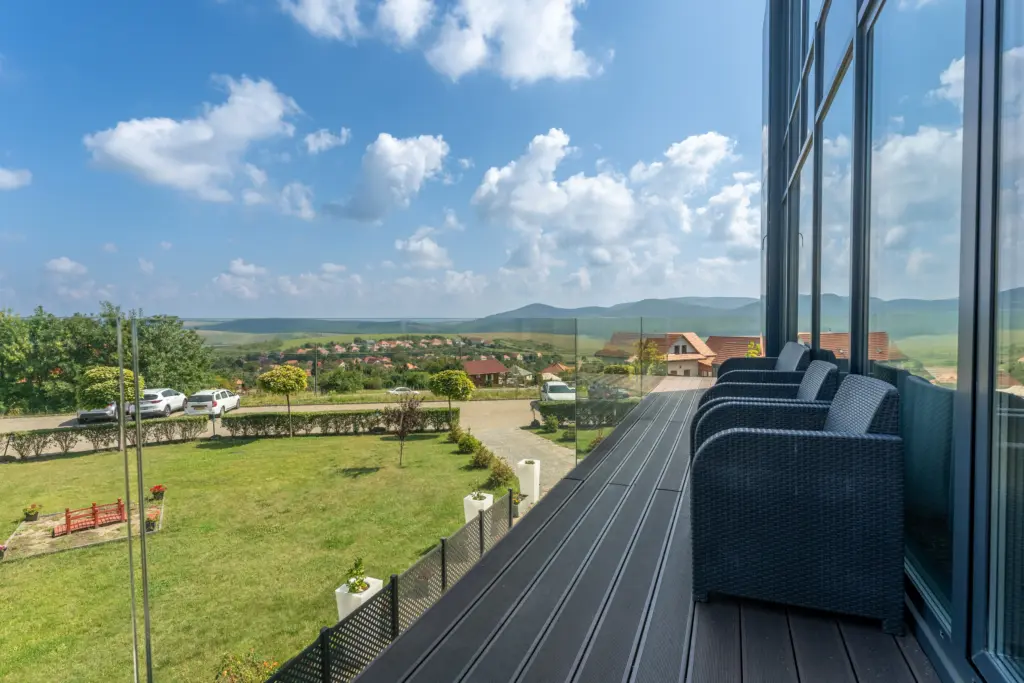Castellum Hotel Hollókő panorámás terasza kilátással a Cserhát hegyvidékre és Hollókő falura
