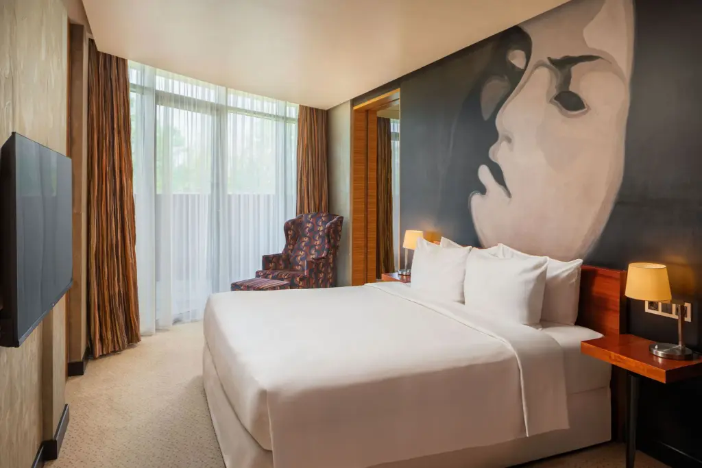 Four Points by Sheraton Kecskemét penthouse king size ággyal és modern berendezéssel