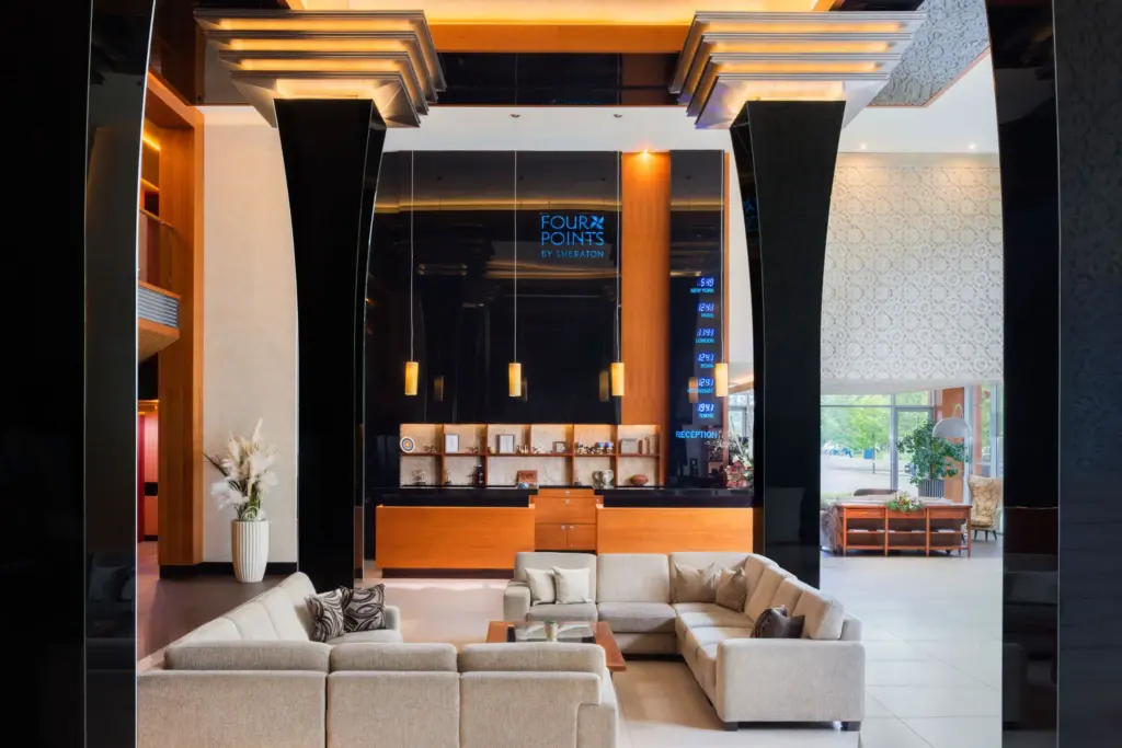 Four Points by Sheraton Kecskemét Hotel lobby modern recepció területtel és várakozó zónával