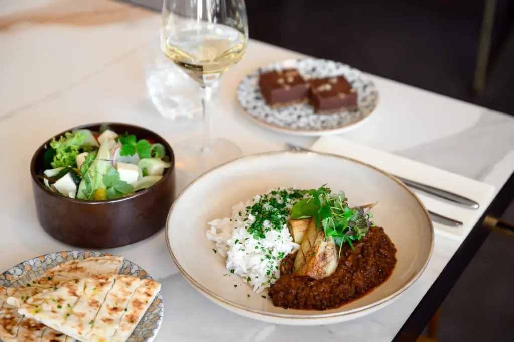 Hotel Moments Budapest 3 fogásos menü elegáns tálalással és fehérborral