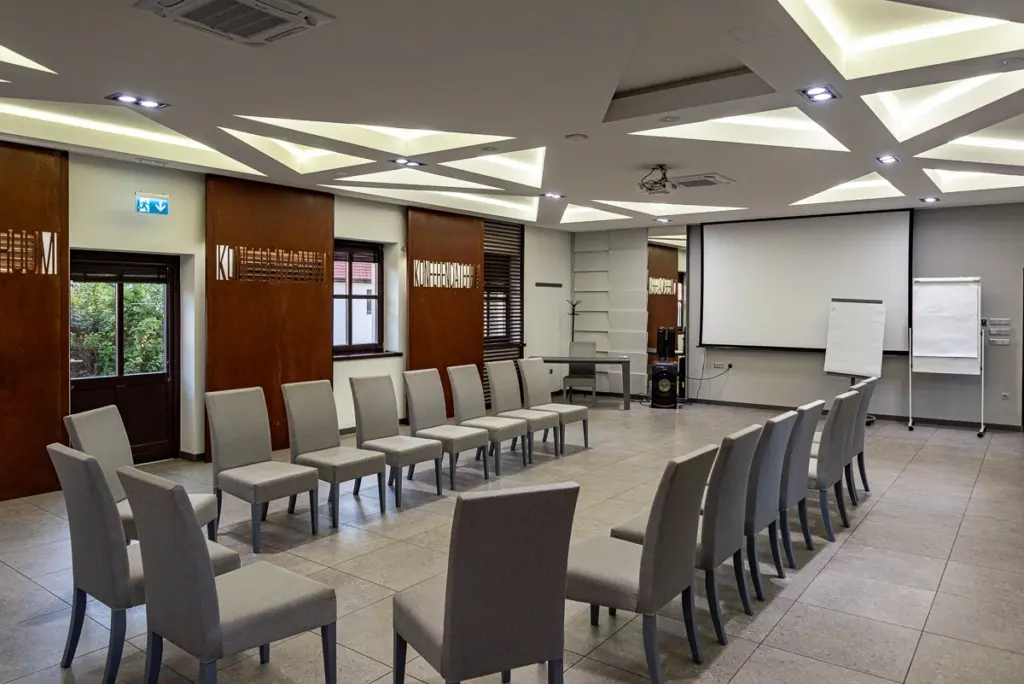 Varga Tanya Hotel Kerekegyháza modern konferenciaterem színpadi elrendezésben vetítővel és természetes fénnyel