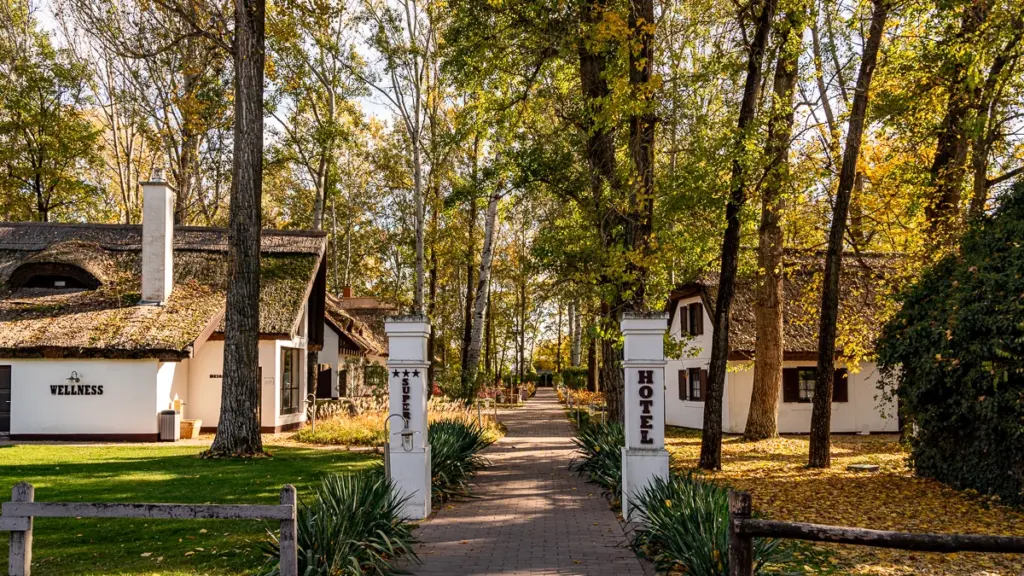 Varga Tanya Hotel Kerekegyháza bejárata nádfedeles épületekkel és wellness résszel őszi környezetben