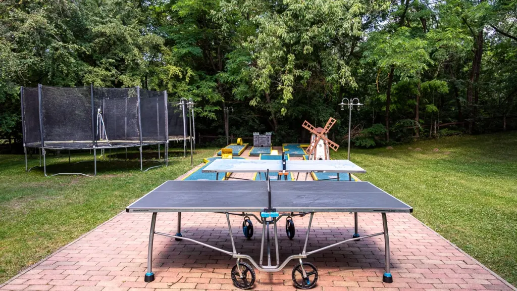 Varga Tanya Hotel Kerekegyháza szabadidős programok pingponggal trambulinnal és minigolffal