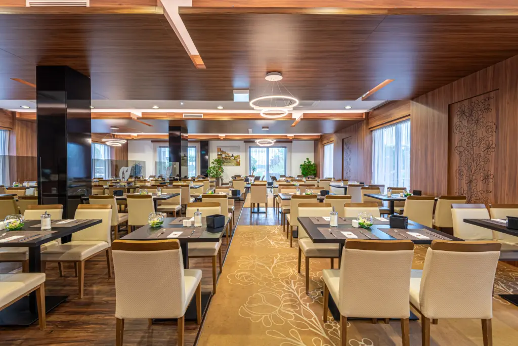 Castellum Hotel Hollókő Mikszáth Étterem elegáns fa dizájnnal és modern berendezéssel