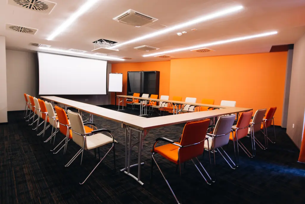 Zrínyi konferenciaterem Art Hotel Szeged, U-alakú ülésrend, projektor, flipchart, tréning setup