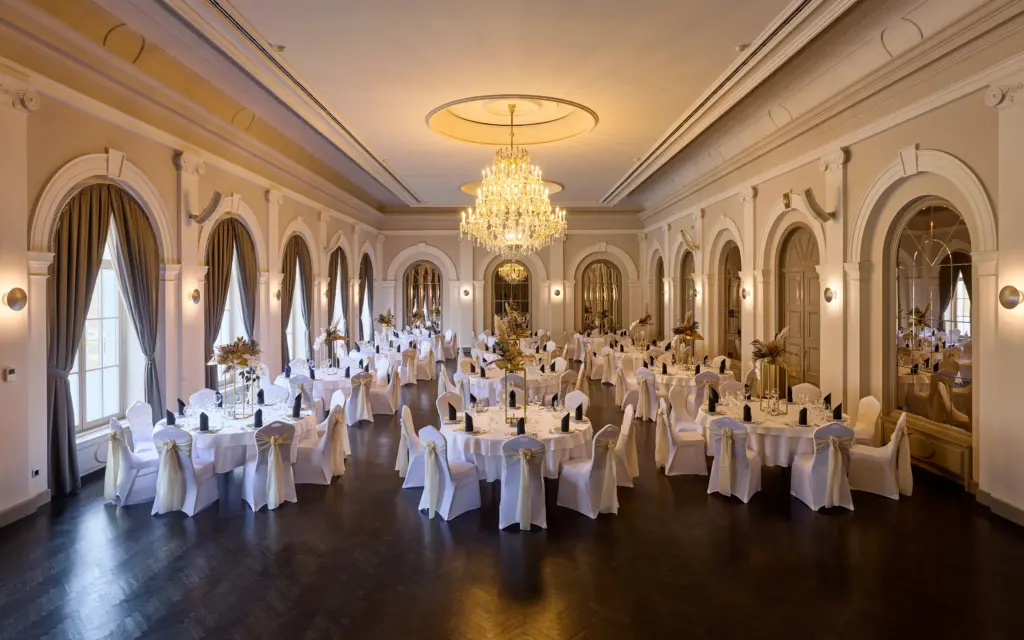 Történelmi bálterem kristálycsillárokkal bankett ültetéssel 270 főre