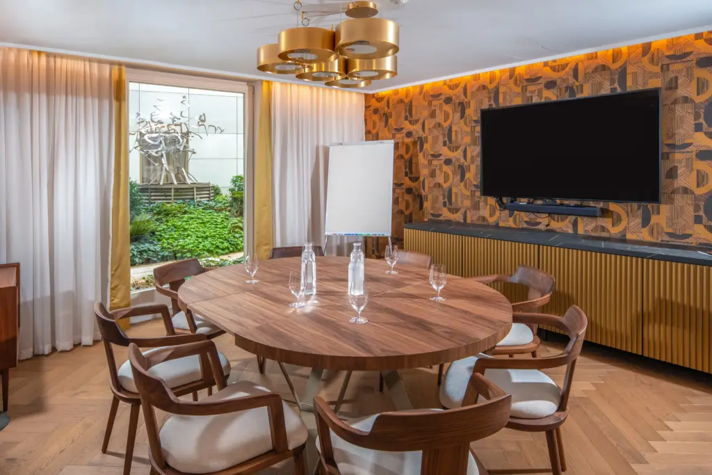 Continental Hotel Budapest Boardroom executive tárgyalóterem kerekasztallal, designer bútorokkal, középkert kilátás