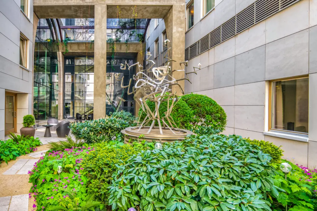 Continental Hotel Budapest Conference Garden belső középkert modern szoborral, zöld növényzettel, üvegtetős atriummal