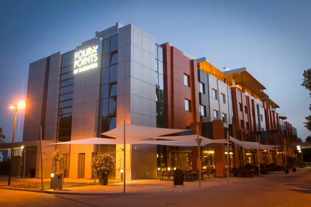 Four Points by Sheraton Kecskemét Hotel modern homlokzata esti megvilágításban