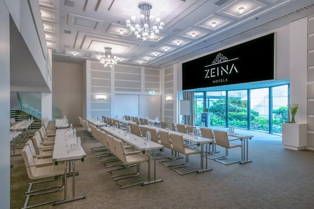 Continental Hotel Budapest Hungária konferenciaterem parlament ültetéssel, vetítővászonnal, kristálycsillárral, középkert kilátás