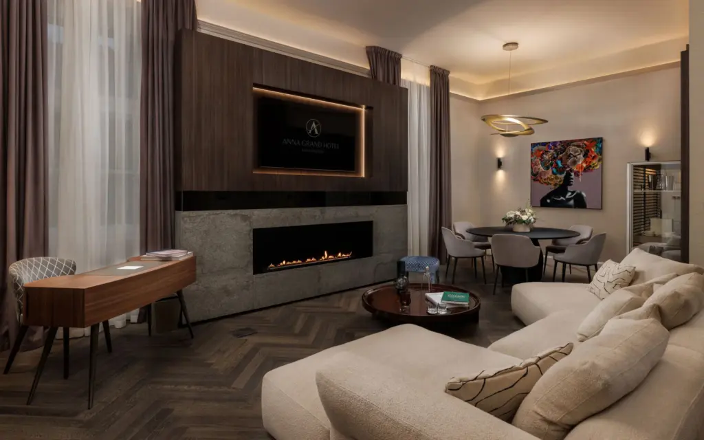 Luxus lakosztály nappali kandallóval, étkezővel és modern dizájnnal