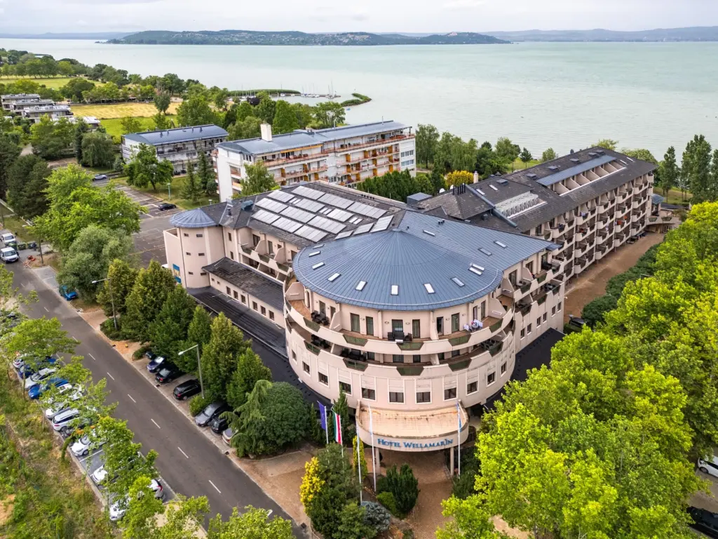 Hotel Wellamarin Zamárdi légifelvétele Balaton-parti elhelyezkedéssel