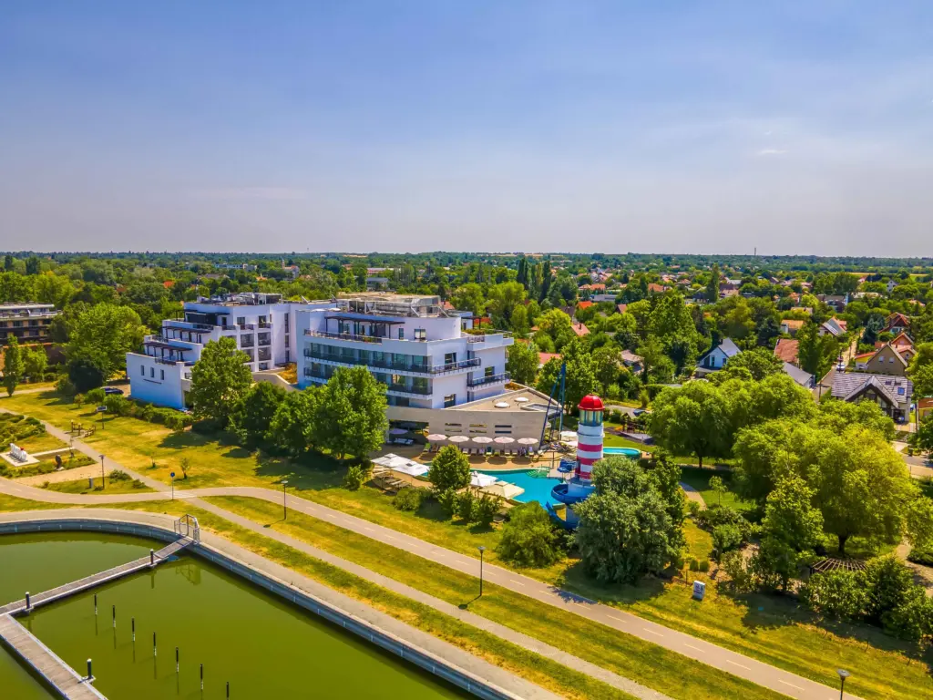 VITAL HOTEL NAUTIS Gárdony légifelvétel hajóformájú épülettel Velencei-tó partján világítótoronnyal