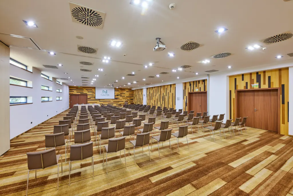 VITAL HOTEL NAUTIS Nautis terem 250 fő széksorosan barnás-arany szőnyeggel és fa falburkolattal