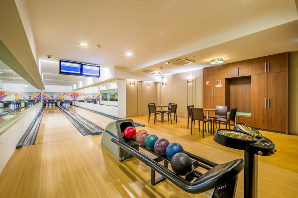 VITAL HOTEL NAUTIS 2 sávos bowling pálya bárpulttal csapatépítő programokhoz Gárdonyban