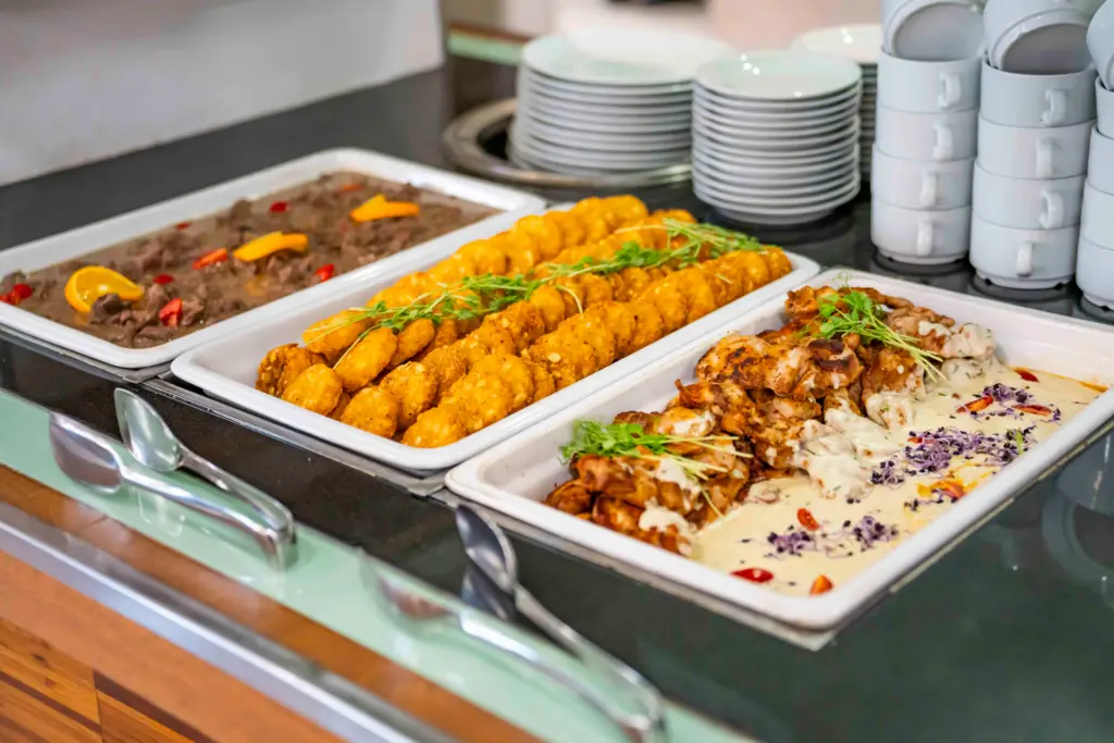 VITAL HOTEL NAUTIS catering büfé meleg ételekkel konferencia szünetekhez Gárdonyban