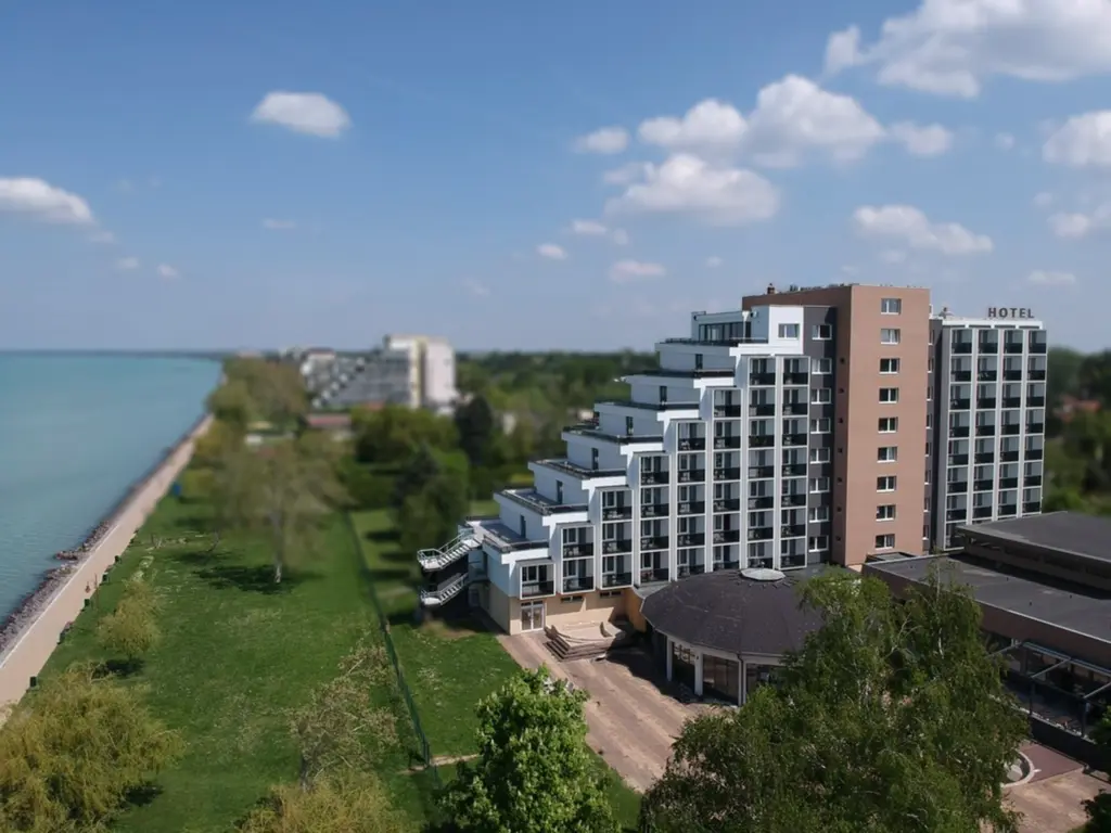 Prémium Hotel Panoráma Siófok légi felvétel, Balaton-part, Aranypart, modern hotel épület, vízparti helyszín
