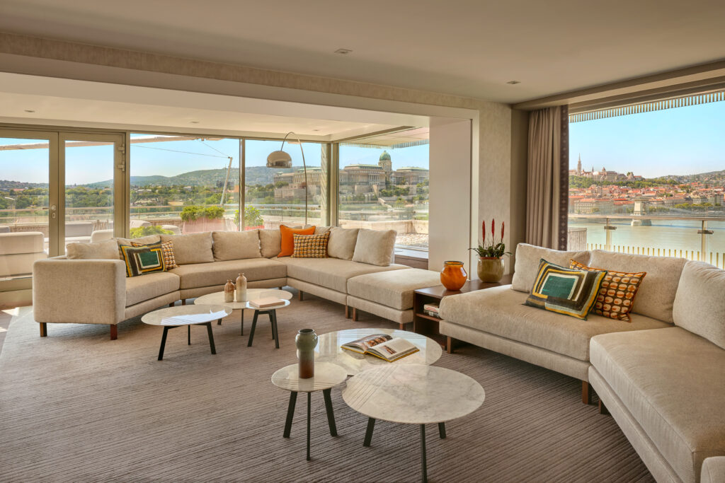 Budapest Marriott Hotel Presidential Suite elnöki lakosztály nappalija terasz panorámával, Budai Vár és Duna kilátás