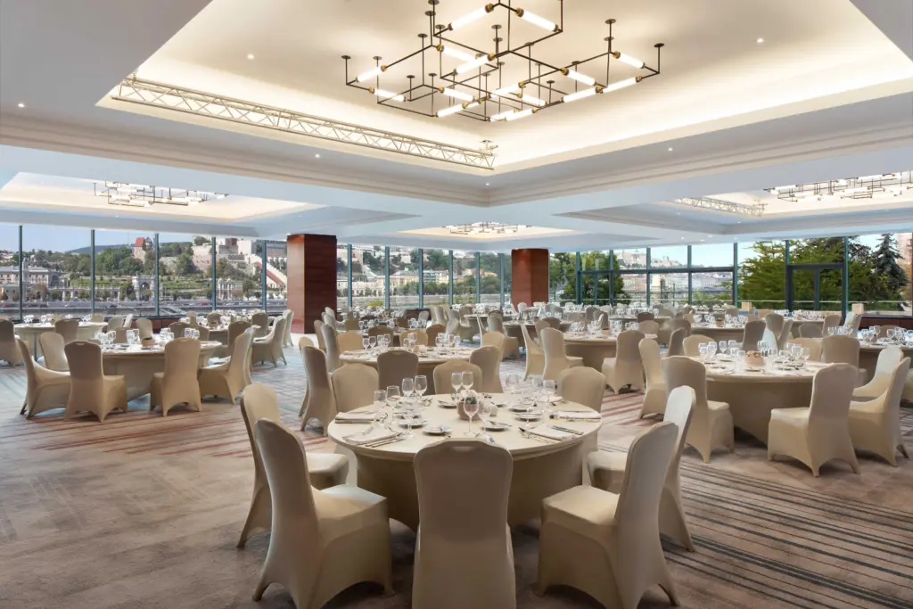Budapest Marriott Hotel Grand Ballroom bálterem galavacsora teríték, panoráma ablakokkal Budai Vár kilátás, céges rendezvény