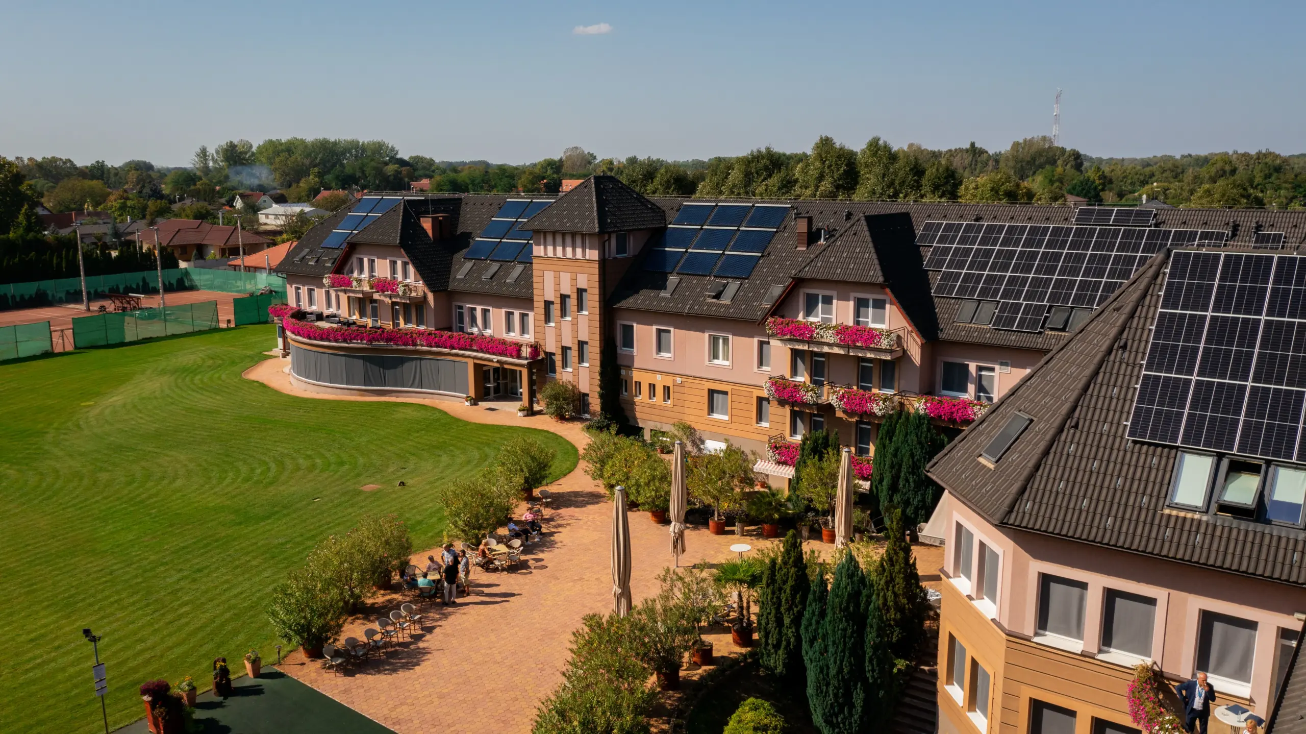 Granada Hotel Kecskemét légi felvétel, mediterrán stílusú épület, napelemes tetők, teniszpályák, 2 hektáros park