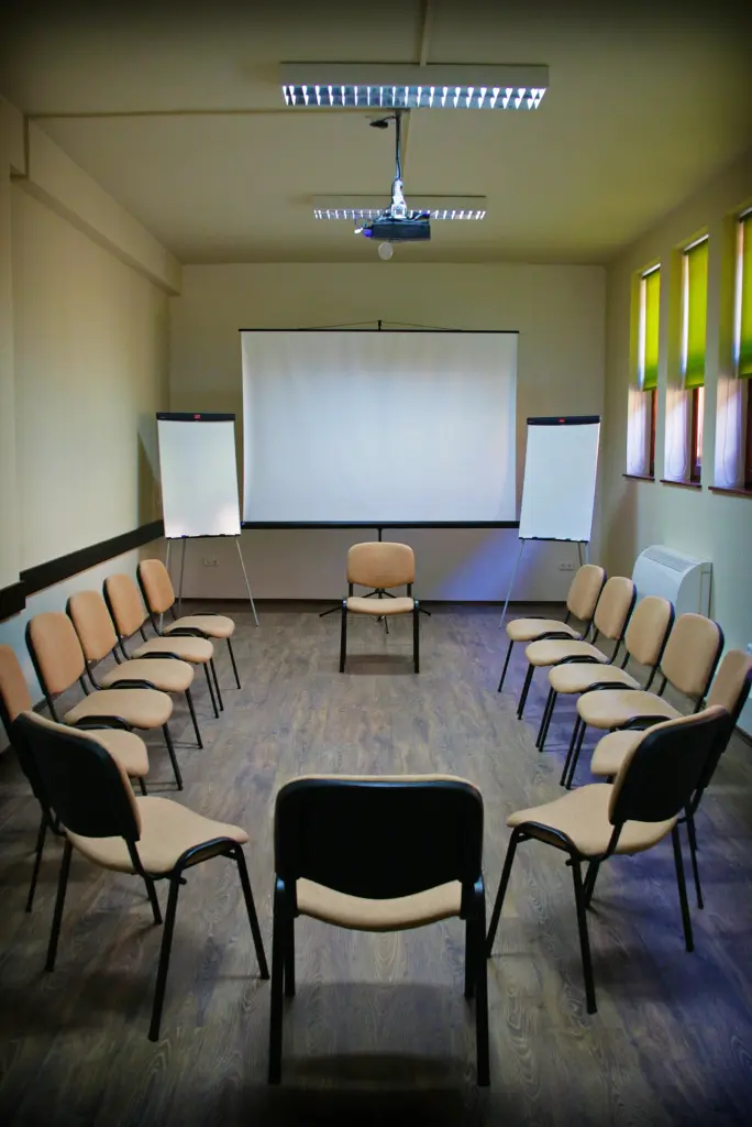 A Szent Orbán Erdei Wellness Hotel Hematit szekcióterme U alakú ültetéssel, ahol 20 fő vesz részt trainingen természetes fényben