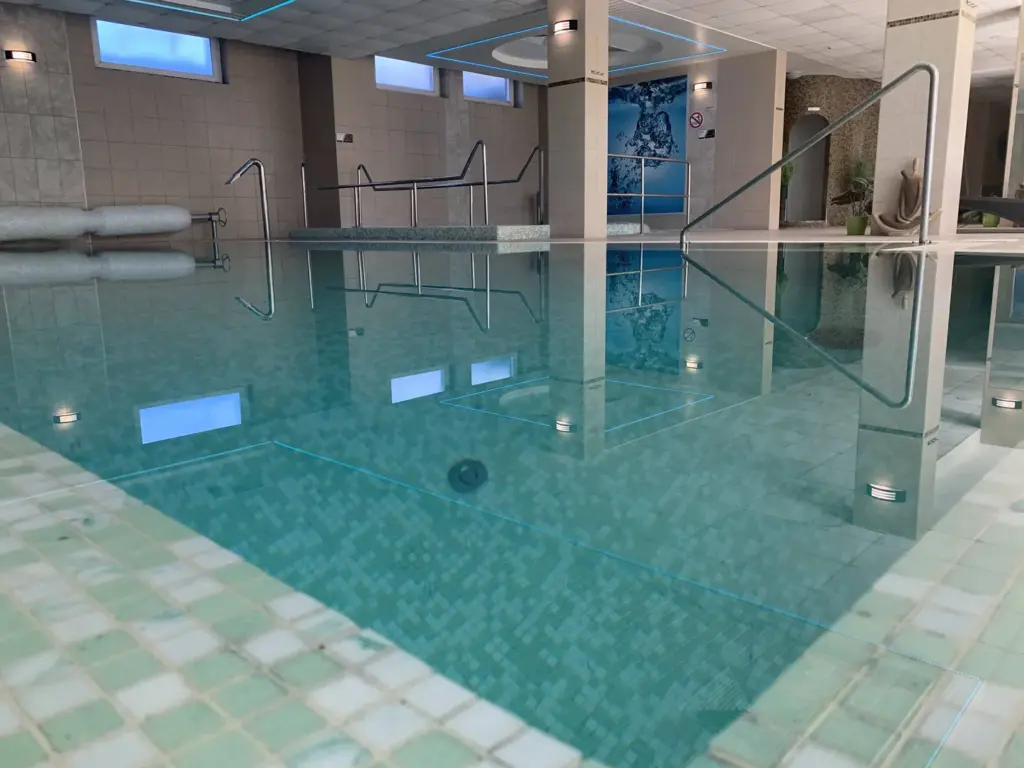 A Granada Hotel wellness részlegének feszített víztükrű medencéje modern LED világítással és Kneipp-taposóval. A spa kínálatában jacuzzi, finn- és infraszauna, gőzkabin, sókamra és élménytusoló segíti a pihenést.