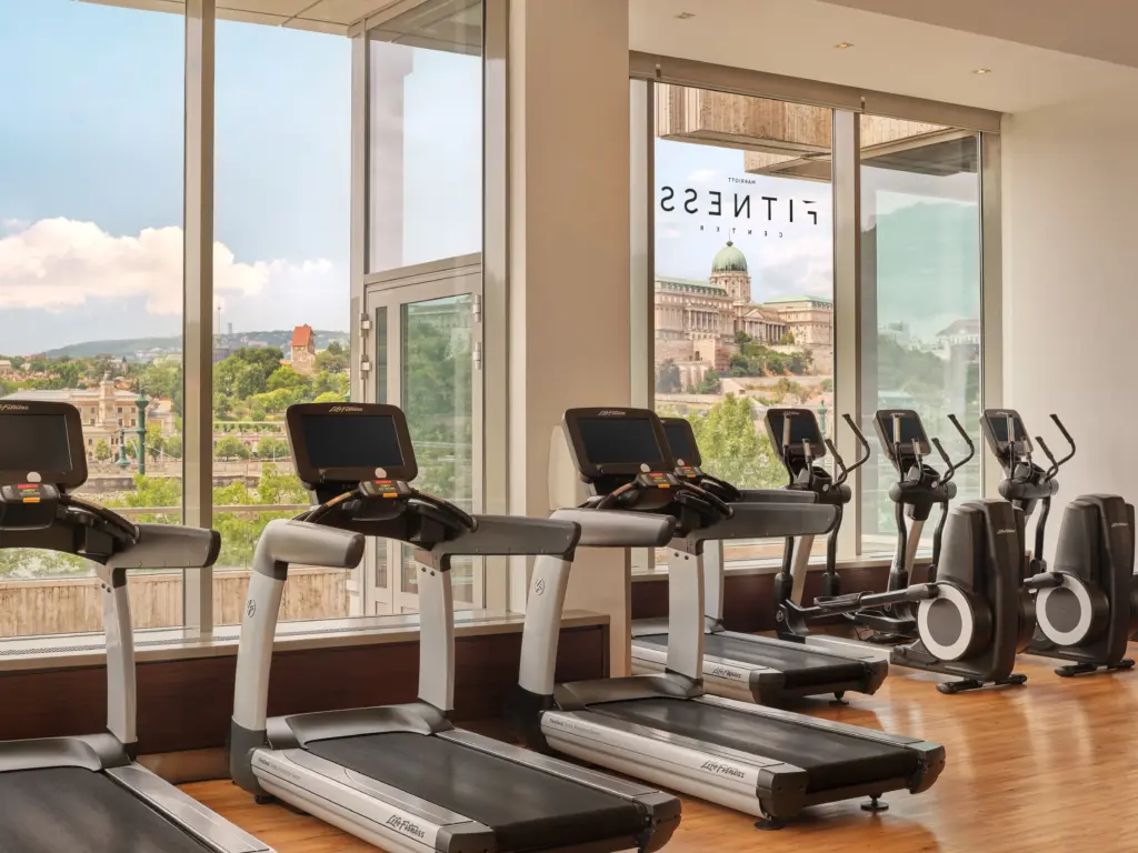Budapest Marriott Hotel fitness center edzőterem Life Fitness gépekkel, panoráma ablakokkal Budai Vár kilátás