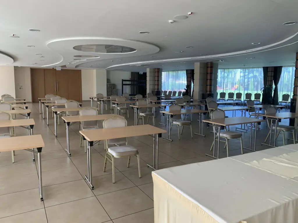 Granada Hotel Panoráma terem iskolapadós konferencia elrendezés 230 főre, beépített vetítővászon