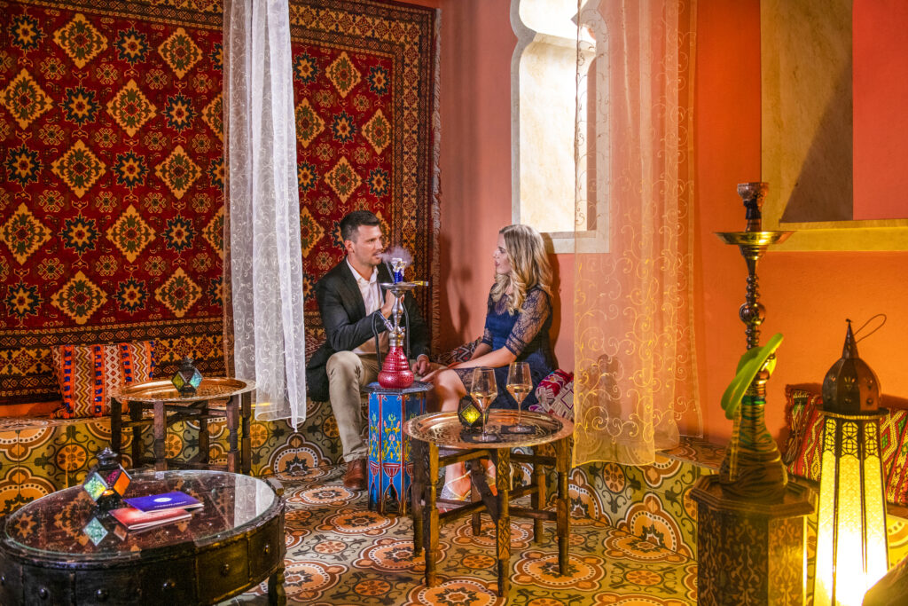 A Mesés Shiraz Hotel Casablanca Bárjának autentikus marokkói hangulata vízipipa szeánsszal. Orientális keleti környezet, hastáncbemutató és marokkói ételkóstoló - egyedi tematikus programok céges rendezvényekhez.