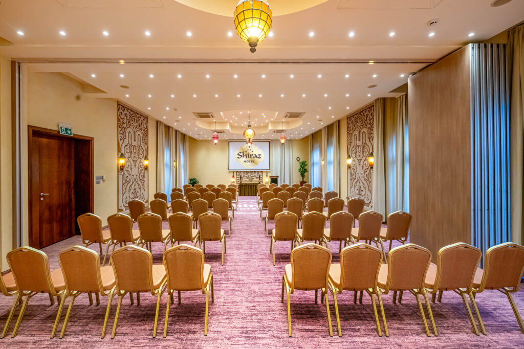 A Mesés Shiraz Hotel Bamako-Mopti rendezvényközpontja színház ültetésben 120 fő befogadására alkalmas. 150 négyzetméter, 3 részre osztható hangszigetelt falakkal, marokkói design lámpákkal és modern AV technikával.