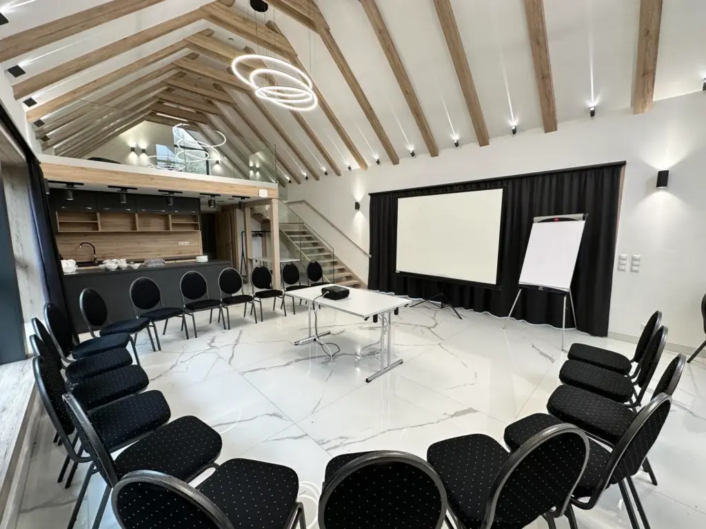 A Szent Orbán Erdei Wellness Hotel Clintonit szekcióterme U alakban berendezve, ahol 20 fő vesz részt workshopon a Residence épületszárnyban