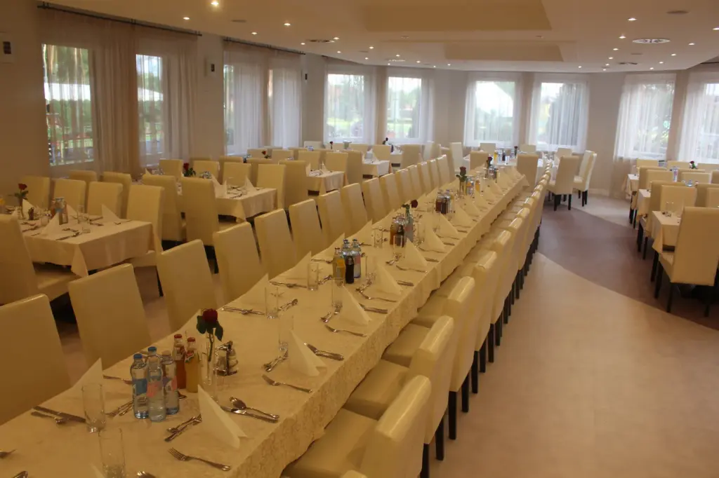 A Granada Hotel éttermének elegáns bankett ültetése céges vacsorákhoz és rendezvényekhez. Széles ízvilágú konyha, allergiás fogások, panorámaablakok a parkra - tökéletes választás gálavacsorákhoz és üzleti ebédekhez.