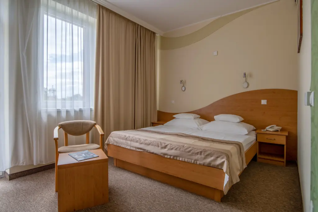 Granada Hotel Kecskemét franciaágyas szoba modern bútorokkal, természetes fény, energiahatékony klíma