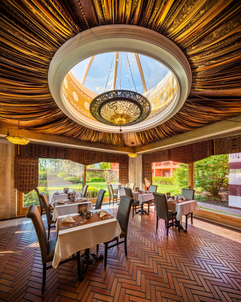 Mesés Shiraz Hotel étterem marokkói kupolalámpával, textil mennyezet, asztalterítés, kert panoráma