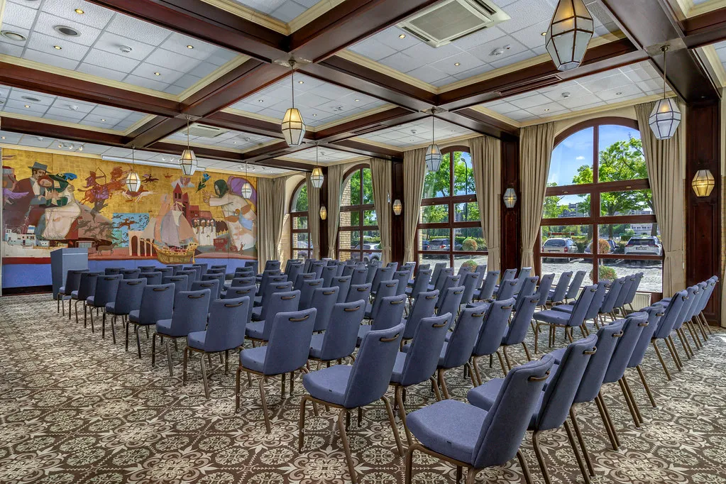 Az Ensana Grand Margitsziget Ybl konferenciaterme színházi ültetéssel, ahol panorámaablakok, történelmi falfestmény és elegáns csillár látható