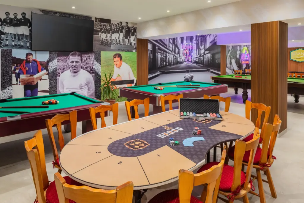 A Silvanus Hotel Visegrád Sport Pubja, ahol biliárdasztalok, pókerasztal és sport fotók láthatók kizárólagos csapatépítő programokhoz