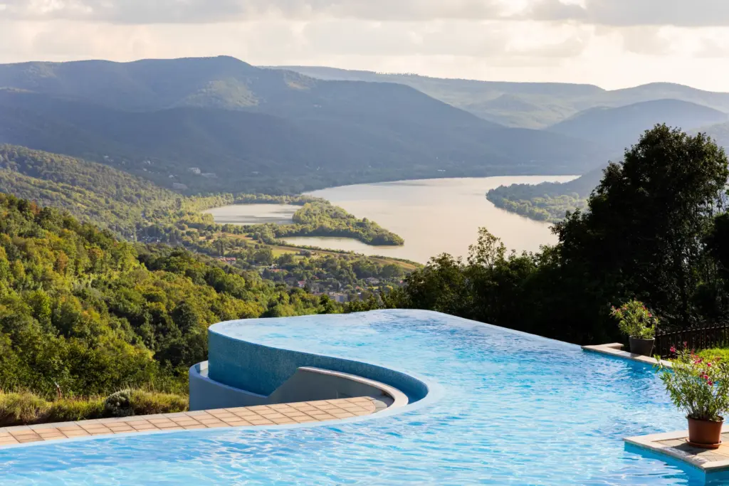 A Silvanus Hotel Visegrád infinity medencéje, ahol a vízfelület összeolvad a Dunakanyar panorámájával és az erdős hegyekkel
