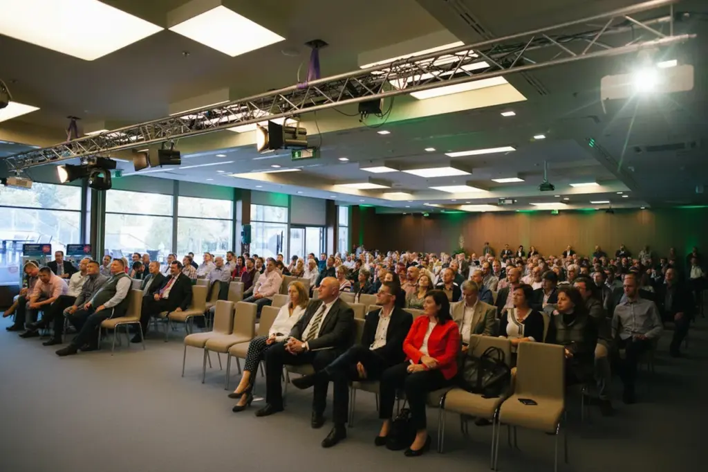 A Larus Event & Catering Budapest konferenciaterme színházi ültetéssel, ahol 500 fő vesz részt előadáson természetes fényben, vetítéstechnikával és zöld LED világítással