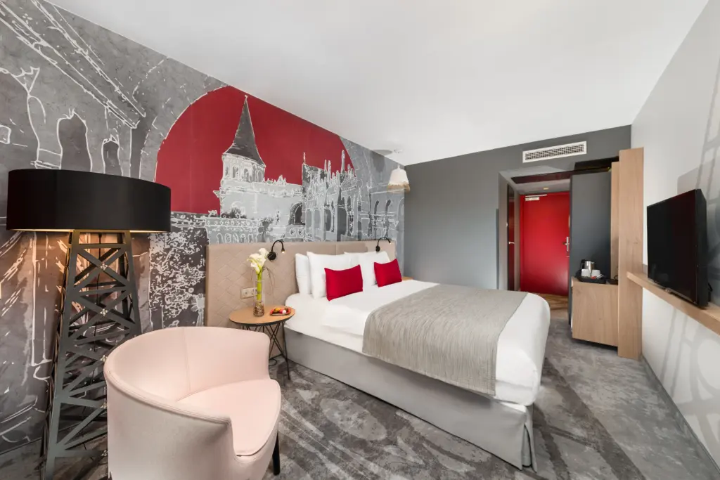 A Mercure Budapest Castle Hill Superior szobája, ahol dupla ágy, Budai Vár falképdíszítés, légkondicionáló, síkképernyős TV és munkafelület látható