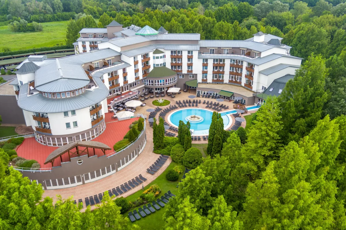 Lotus Therme Hotel & Spa Hévíz légifelvétel 17 hektáros parkkal és kültéri medencével