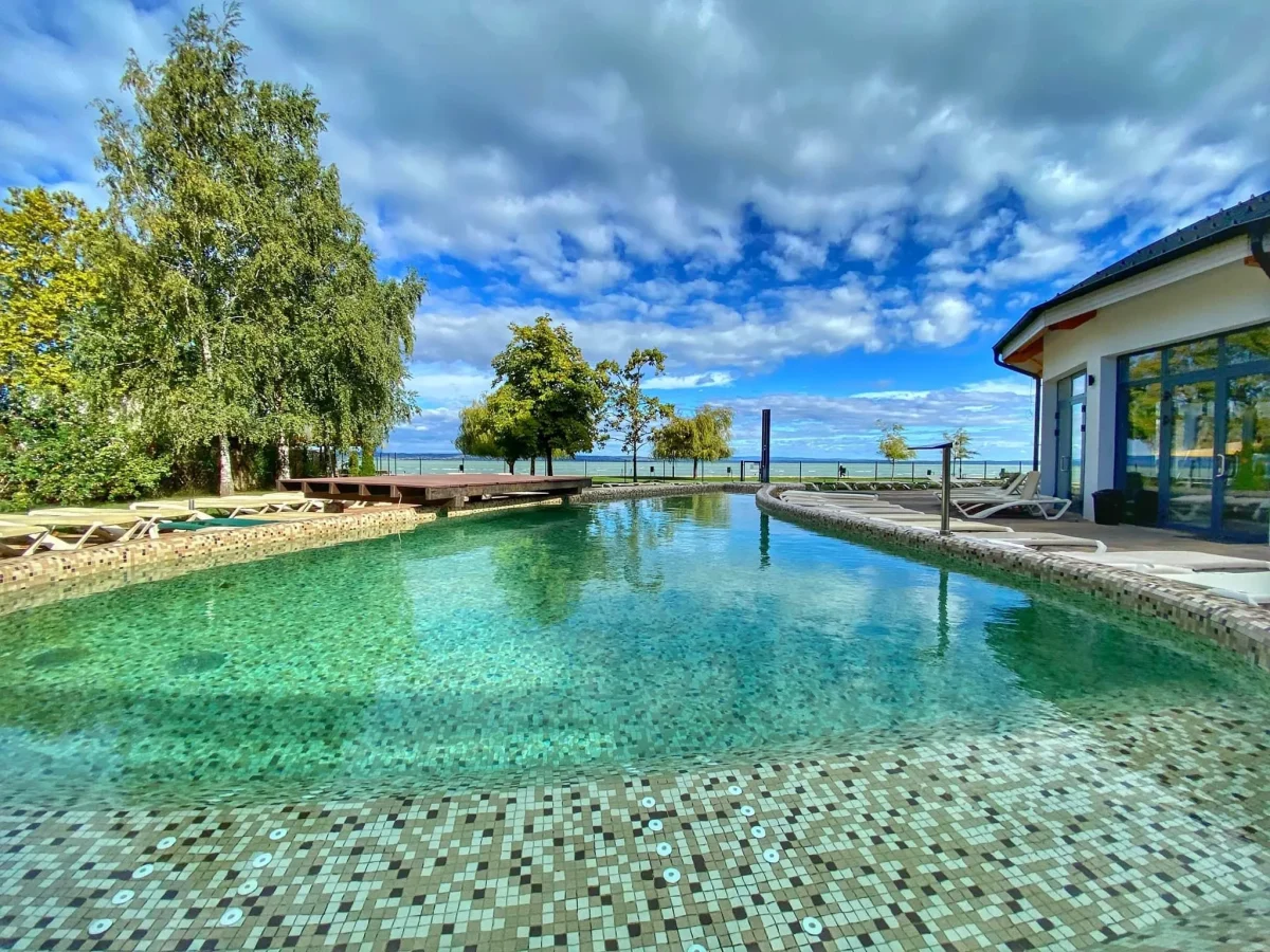Prémium Hotel Panoráma grill terasz kültéri medence, Balaton panoráma, napozóágyak, parkosított kert, wellness