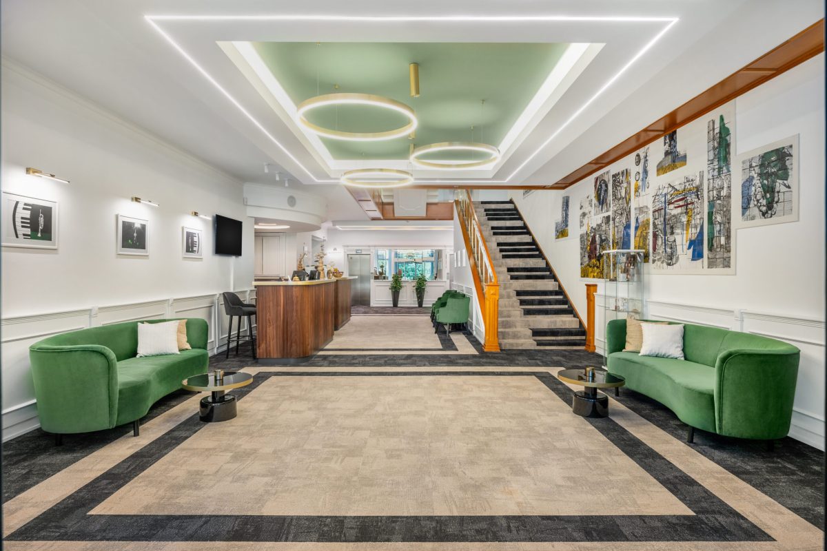 Aranyhomok Hotel modern lobby recepció zöld bútorzattal Kecskemét