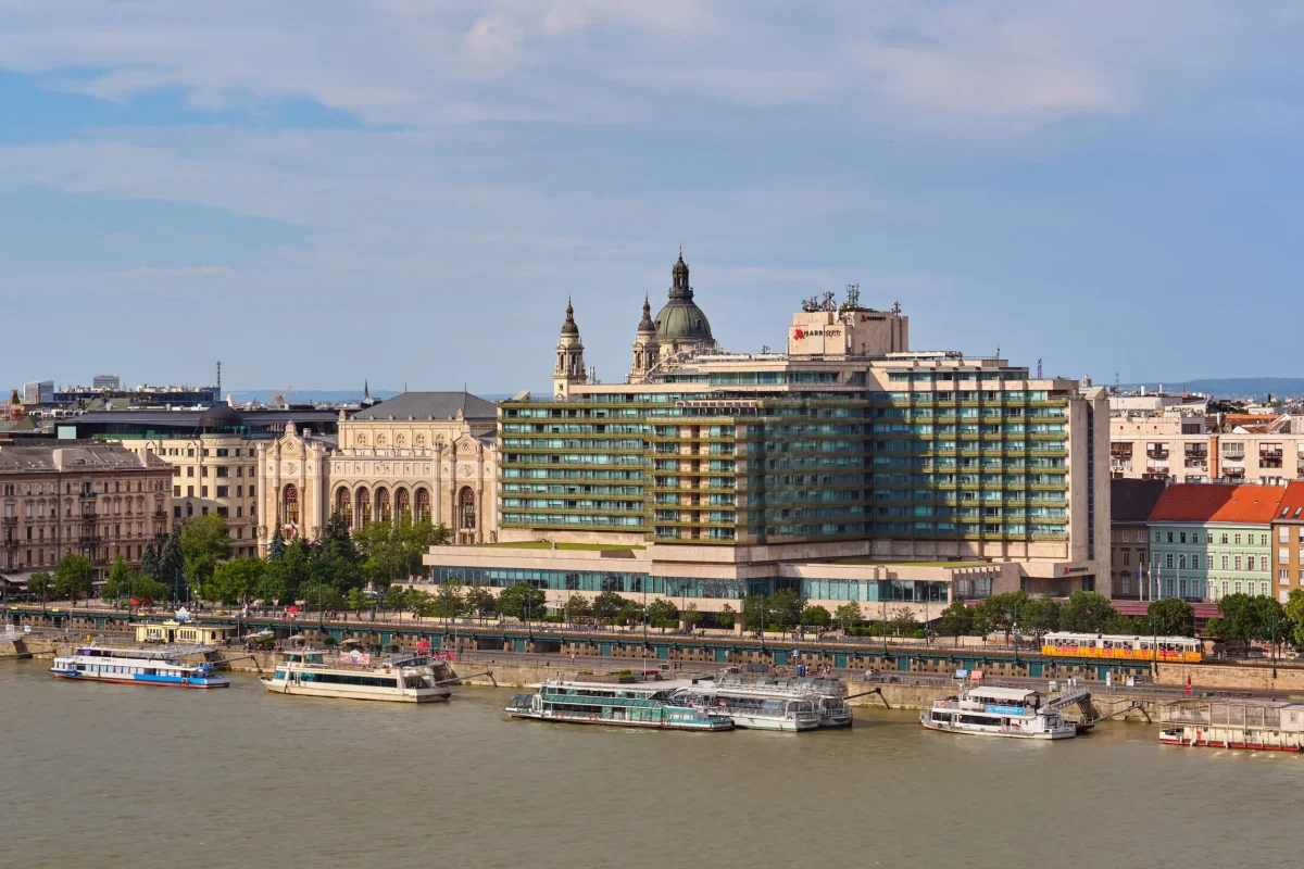 Budapest Marriott Hotel Duna-partján Szent István Bazilika panorámával