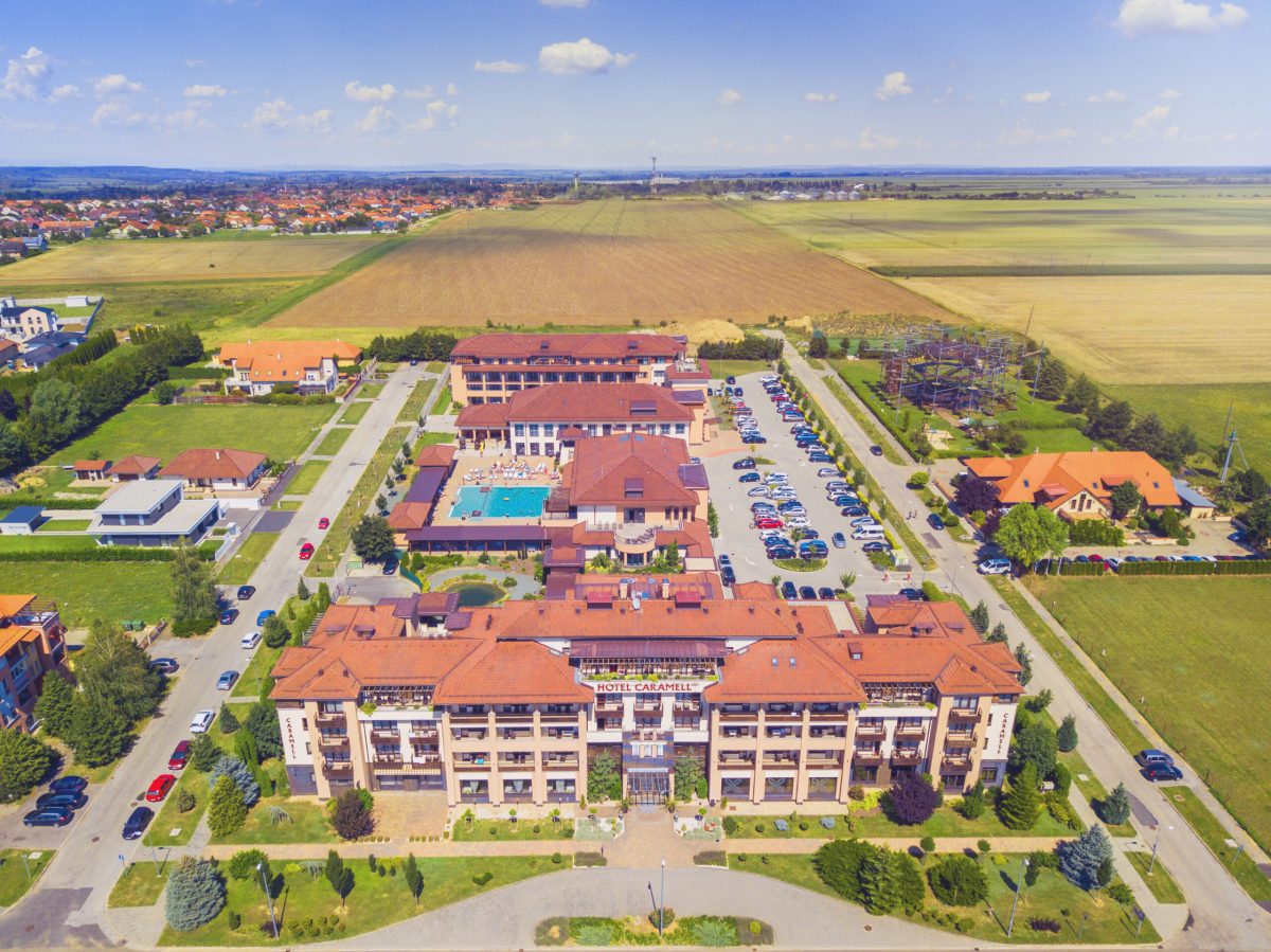 Caramell Resort Bükfürdő, madártávlat, 660 fő, wellness, szabadtéri medence, kalandpark, parkoló