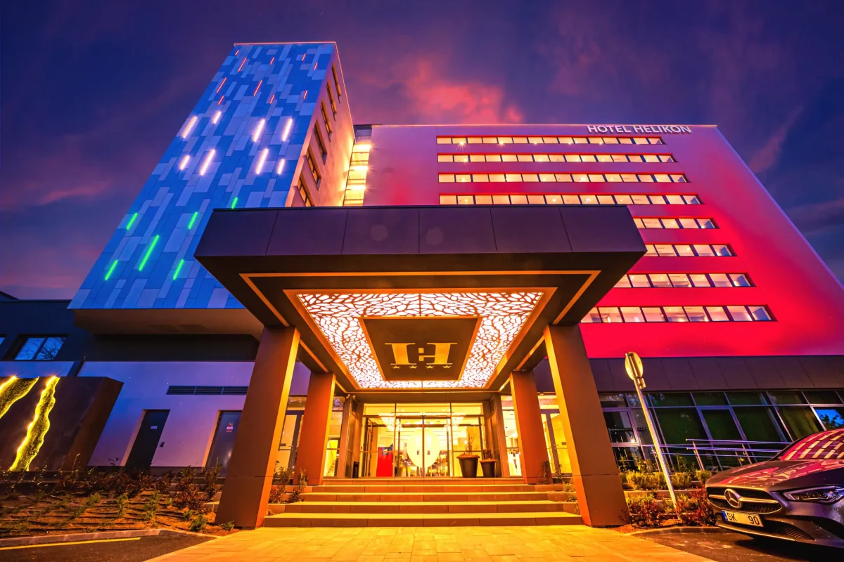 9 emeletes hotel színes LED világítással este a Balaton partján