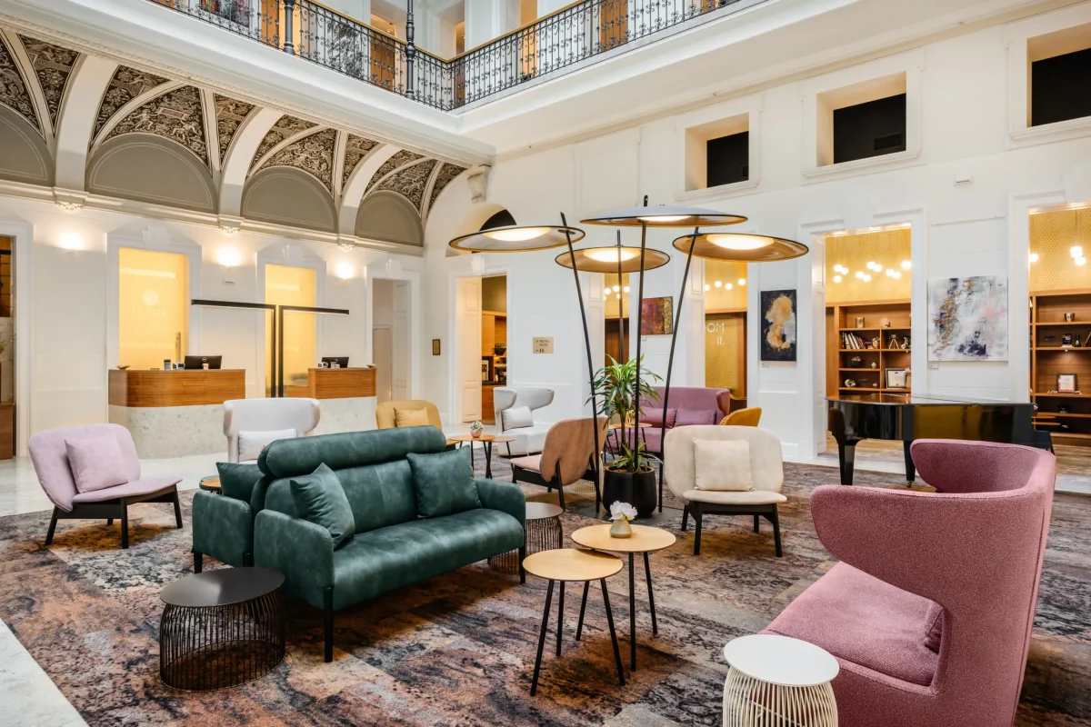 Hotel Moments Budapest lobby XIX. századi boltívekkel és Art Deco designnal Andrássy úton