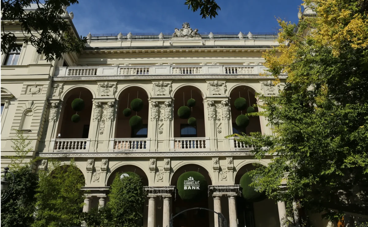 Történelmi fehér épület neoklasszikus árkádokkal Budapest belvárosában