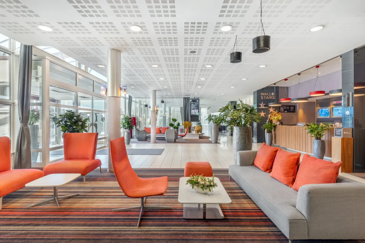 Novotel Budapest City lobby modern dizájnnal narancssárga bútorzattal és természetes fénnyel