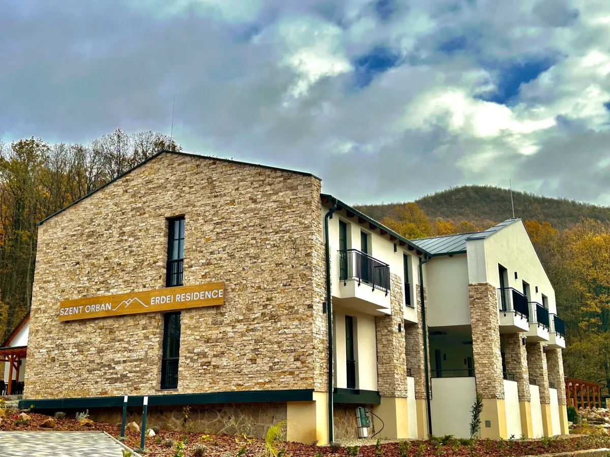 A Szent Orbán Erdei Wellness Hotel modern Residence épületszárnya, ahol 22 szoba és családi lakosztályok találhatók a Börzsöny hegyei előtt